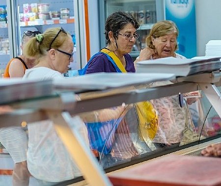 Halk Market ve Halk Giyim Seferihisarlıların yüzünü güldürüyor