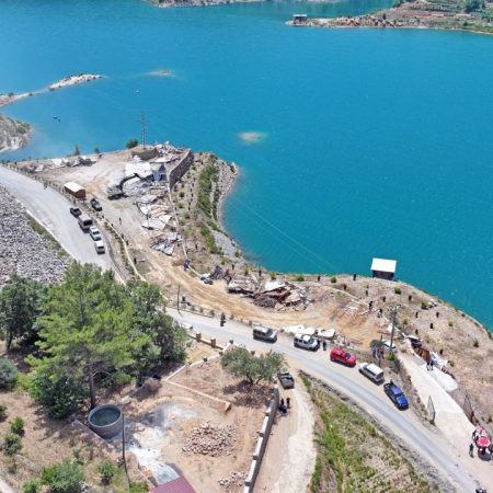 Alanya’da mutlak koruma alanındaki ruhsatsız 34 çardak ve betonarme inşaat yıkıldı